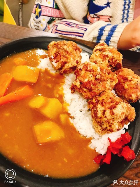 炸鸡咖喱饭图片