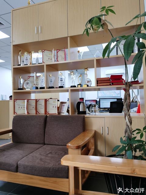 麦田房产门店图片