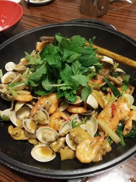 鲍鱼海鲜焖鸡推荐菜:大岭榄兜家味私厨位于中山市