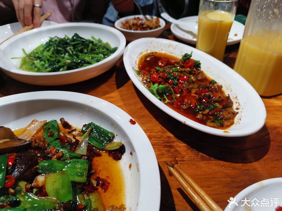 湘味小镇(体育南路店)位于太原市小店区体育路403号 标签:餐馆餐饮