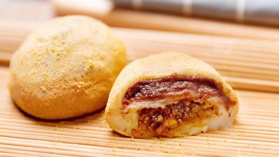 咸蛋黄豆沙双酿团图片