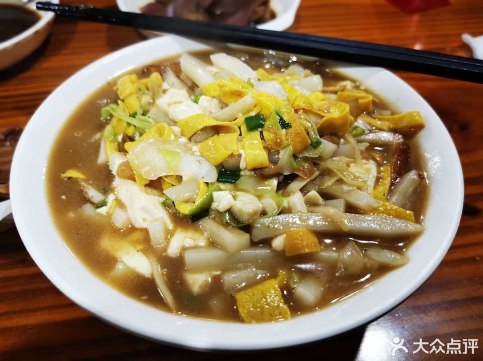 炒年糕推荐菜:老袁炒年糕位于绍兴市嵊州市富豪路278号(靠近西桥头