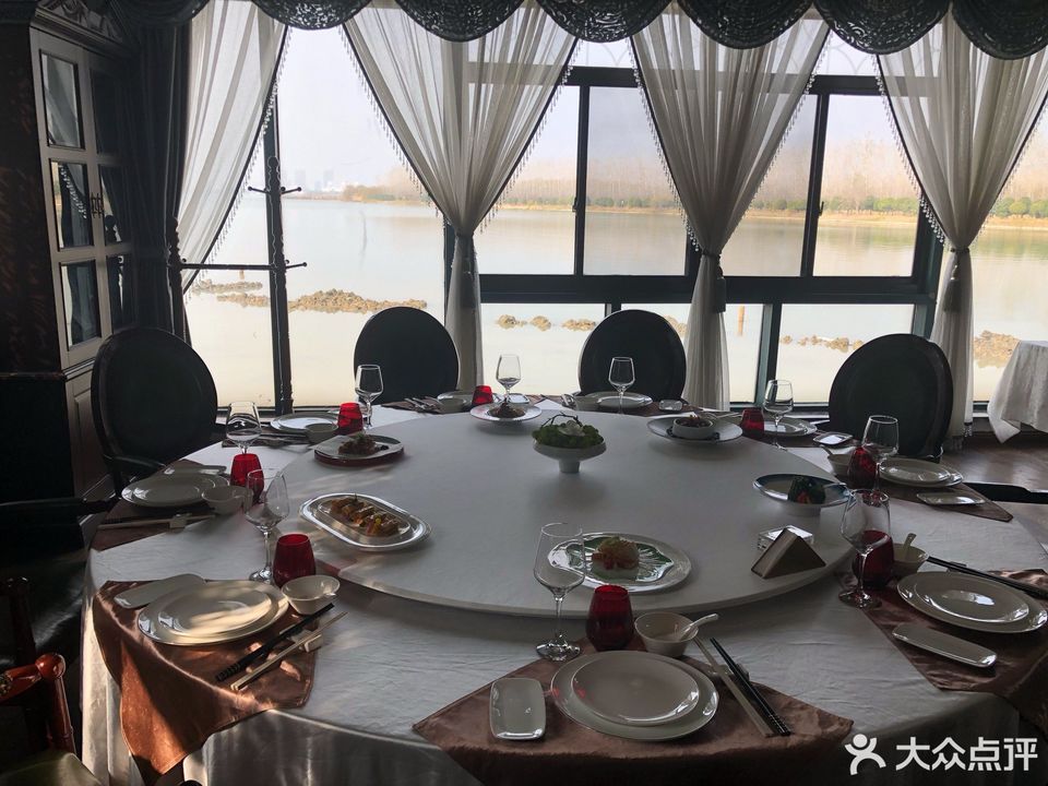 湖畔居花园餐厅位于苏州市常熟市昆承湖东路推荐菜:冰镇小龙虾鲍鱼