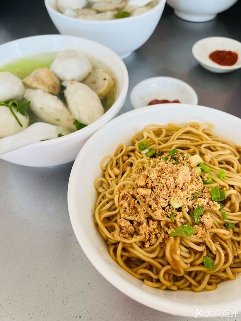 汕头老牌干面馆位于汕头市潮阳区海门镇莲峰校场南路43号推荐菜:干面