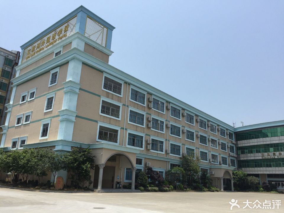                立新湖外国语学校