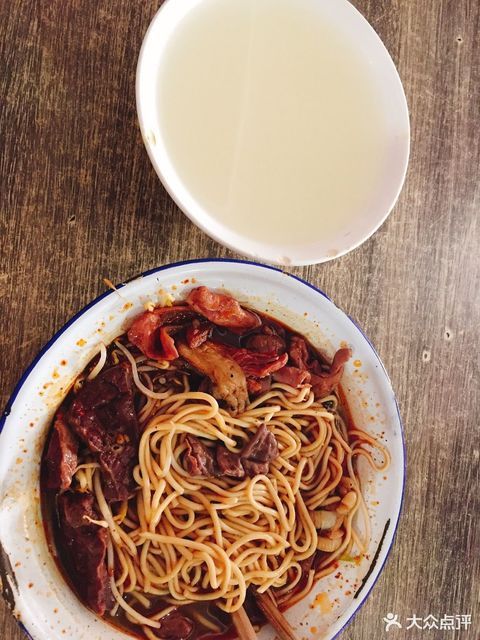 教门街刘记牛羊肉面馆位于襄阳市樊城区友谊街马家牛肉面
