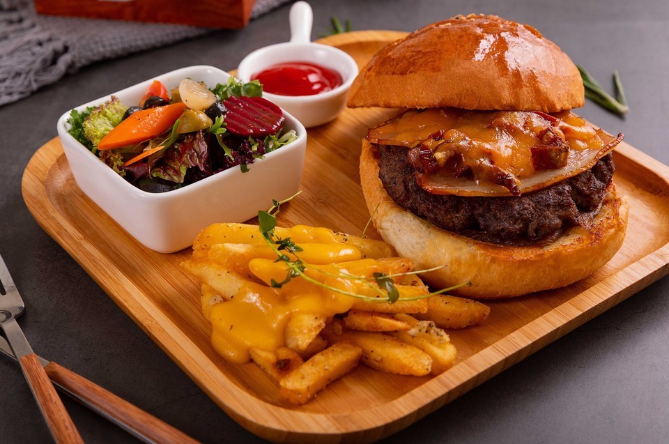 安格斯牛肉汉堡配奶酪及蒜香薯条图片