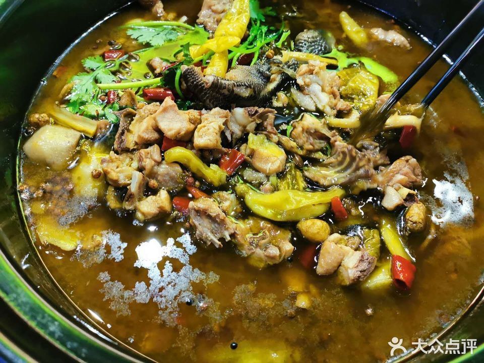            符缸老坛子酸菜竹笋鸡