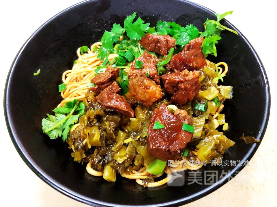 酸菜红烧牛肉拌面图片