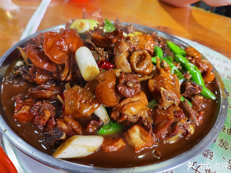 推荐菜:来宾特色炒鸡位于临沂市河东区东夷大街与滨河