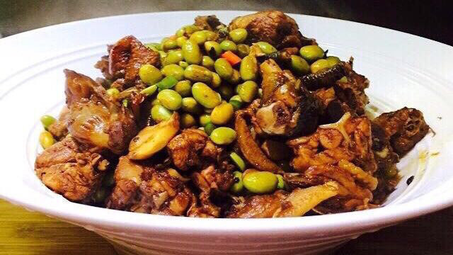 腊鸡腿烧毛豆图片