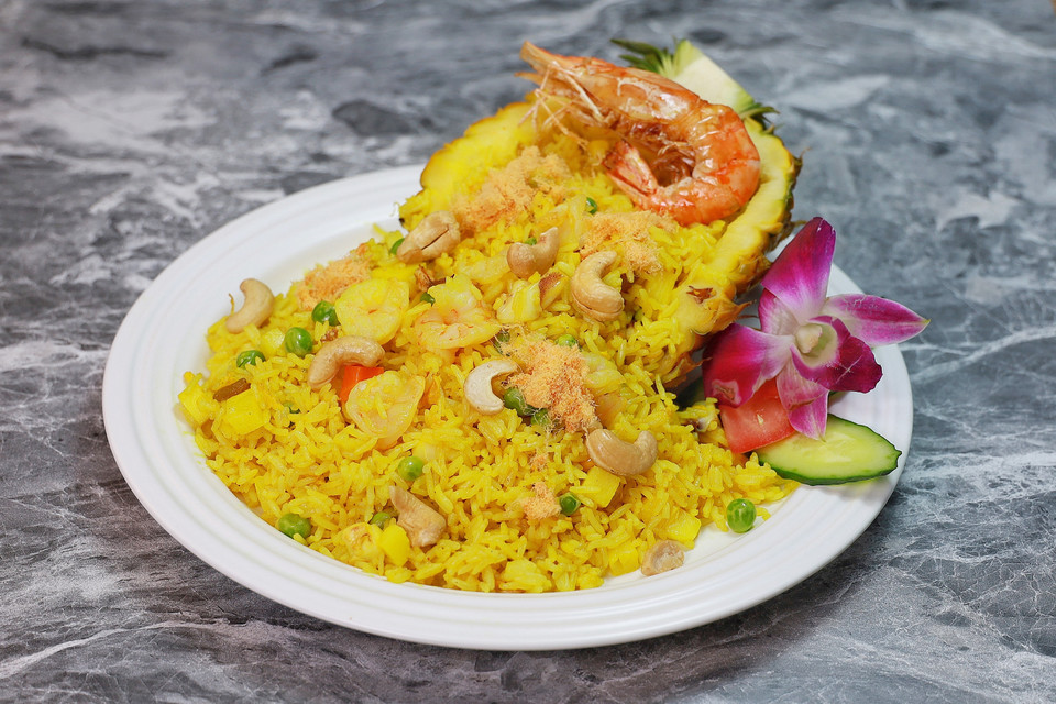 菠萝海鲜炒饭图片