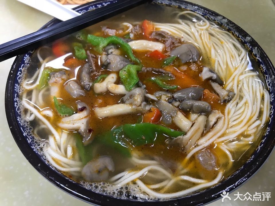 蘑菇牛肉拌面图片