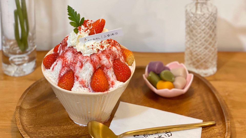 草莓牛乳雪花冰图片