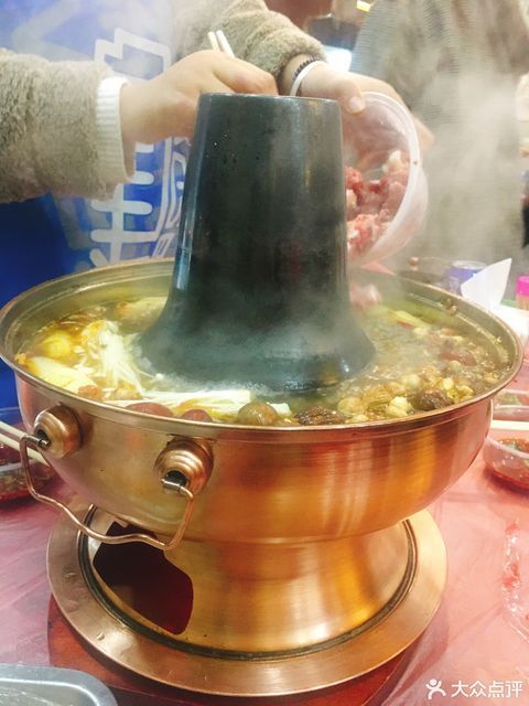 新疆亚森烤羊肉火锅店