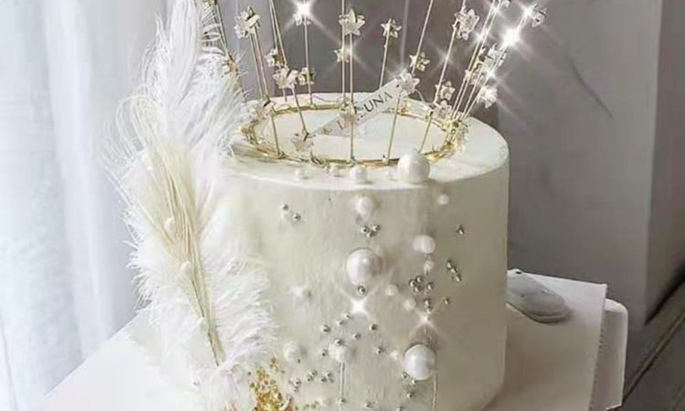 8英寸满天星皇冠女神蛋糕图片