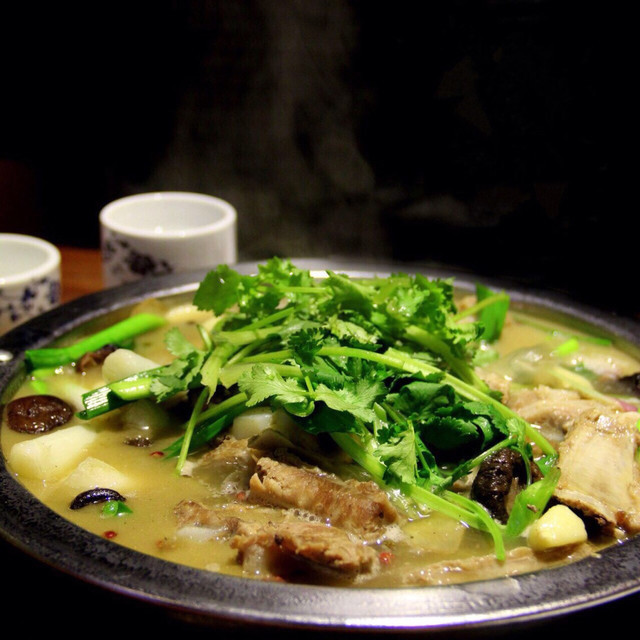 推荐菜:阿伟家炖锅位于郑州市中原区石楠路金梭路交叉口东南角