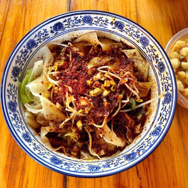 杂酱裤带油泼面图片