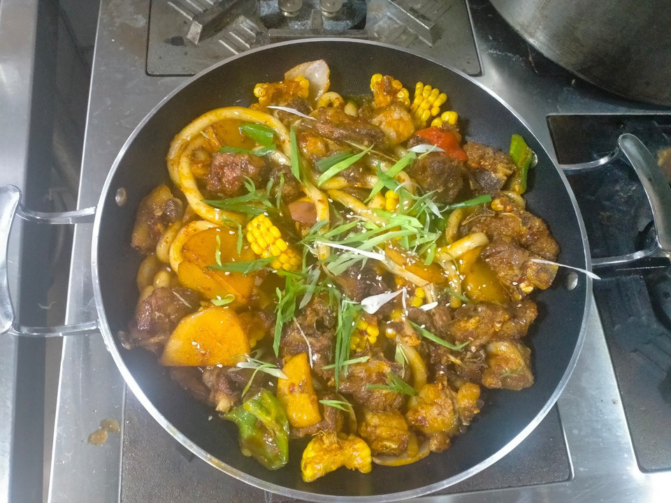 炕锅牛腩干拉面推荐菜:私房干拌牛肉面位于西宁市城西区西川南路63号