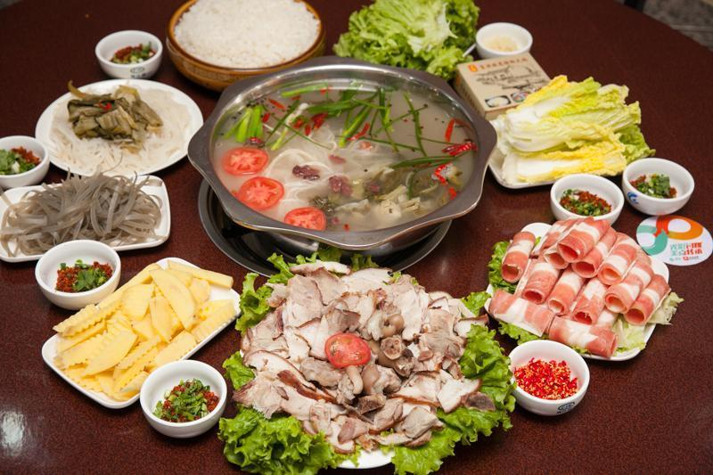 > 正宗富源酸菜猪脚火锅