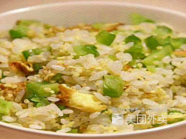 干炒瘦肉米粉腊肠炒饭推荐菜:好吃客位于汕头市龙湖区龙湖村东湖街二