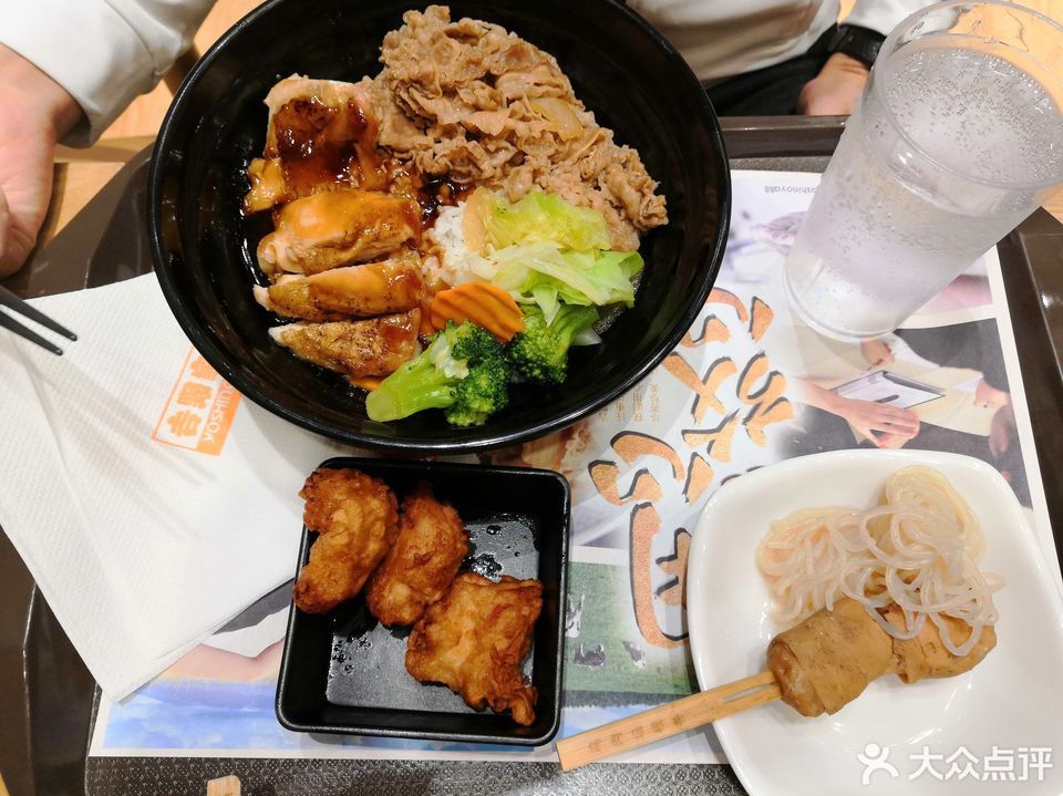 百年招牌牛肉饭推荐菜:吉野家(万象汇店)位于日照市东港区烟台路176号