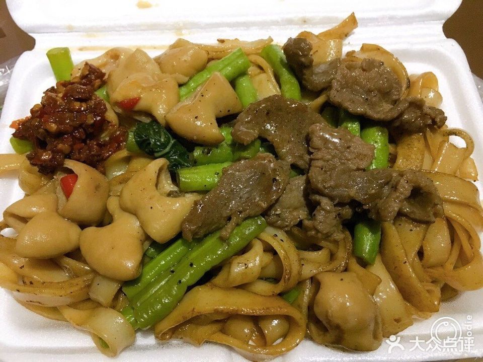 猪肠火腿炒河粉游灿炒牛河推荐菜:无名早餐店位于东莞市环城路维也纳