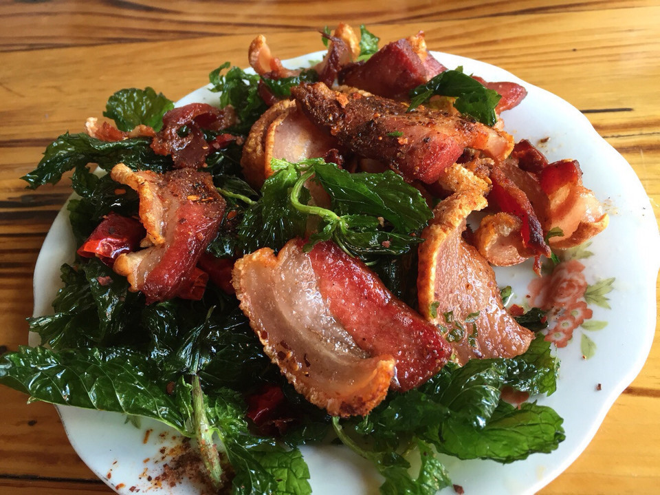 粑粑海棠果汁推荐菜:十里桥农家位于丽江市玉龙纳西族自治县白沙镇