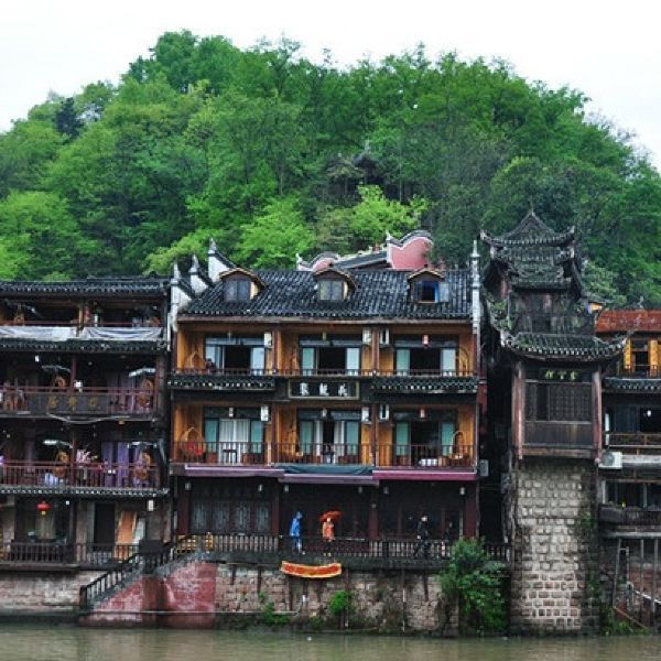 说起考究,凤凰城最气派,最精致,最有美感的建筑当属黄永玉的夺翠楼,该