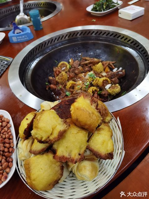 大铁锅贴饼子图片