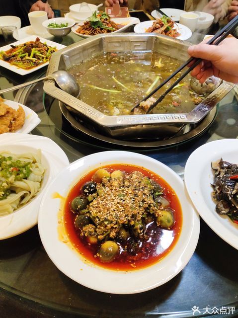 青椒凉粉推荐菜:李记酸菜鸡位于南充市顺庆区佳兆业·君汇上品18幢1层