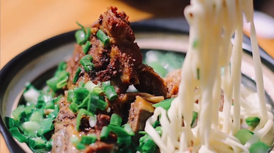 草原牛大骨面图片