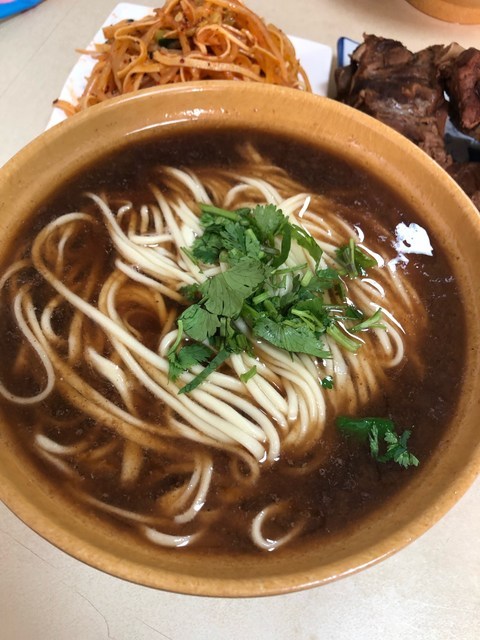 推荐菜:丽君抻面馆(乔松路店)位于沈阳市苏家屯区乔松路51号