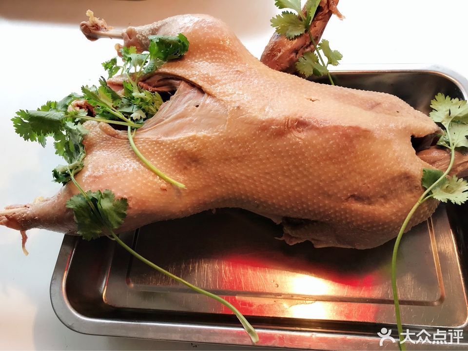 老卤鸭四件老卤盐水鸭四分推荐菜:红燕卤菜店(海棠里店)位于南京市