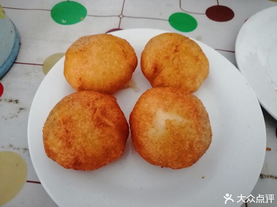 鸡蛋肉盒推荐菜:成武名吃满香肉盒位于菏泽市成武县伯乐大街与汉泉路