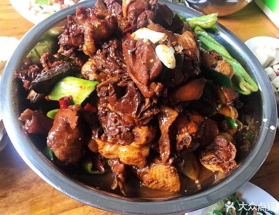 推荐菜:济宁黄屯李鹤劈柴院位于济宁市兖州区高新技工学校