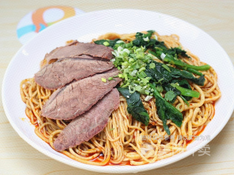 孜然牛肉盖浇面图片