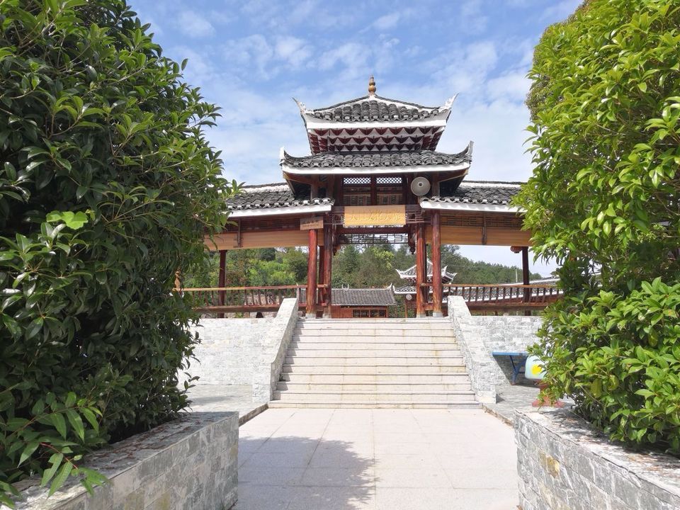 石龙寨位于黔东南苗族侗族自治州凯里市石龙寨(余安高速公路东)推荐菜