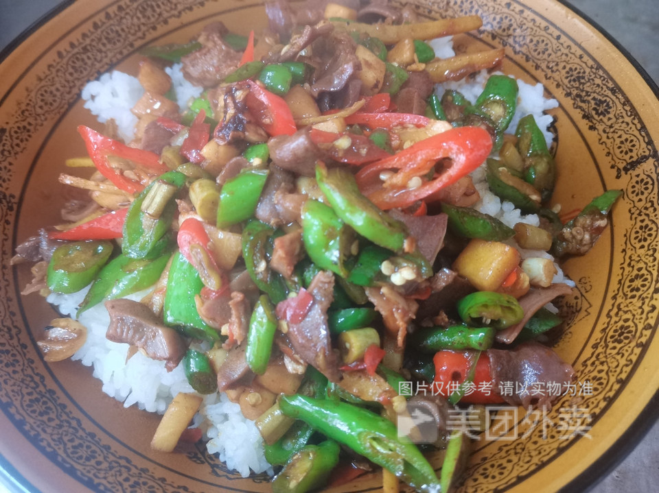 酸辣鸡杂盖码饭图片