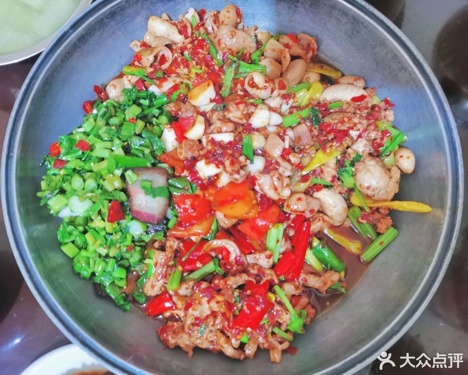 推荐菜:曾家饭店位于黔南布依族苗族自治州贵定县新桥街富万家购物
