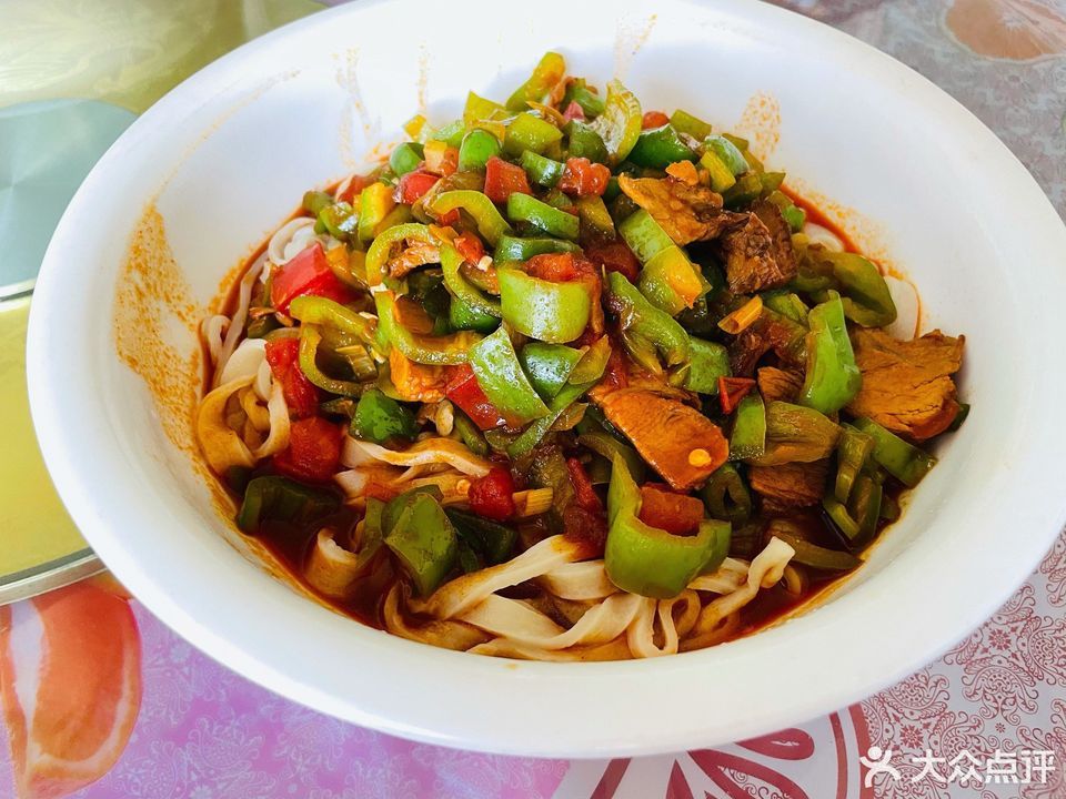 辣椒炒肉拌面图片