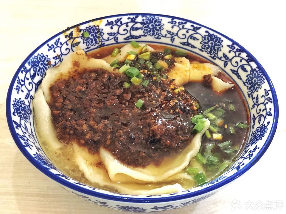 牛肉铺盖面豌豆炸酱铺盖面推荐菜:北大铺盖面(人民中路一段)位于成都