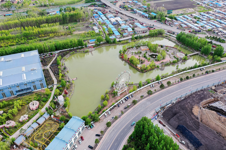 林甸温泉欢乐谷旅游景区位于大庆市林甸县鹤乡路林甸政府西侧西城街10