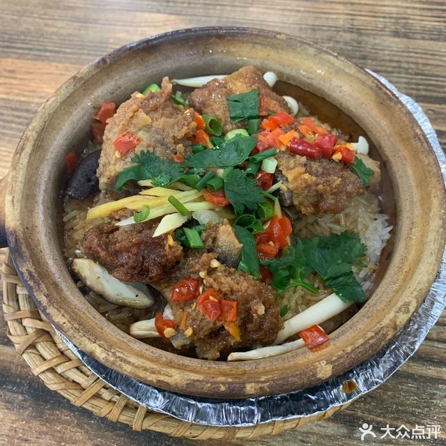蒜香排骨煲仔饭图片