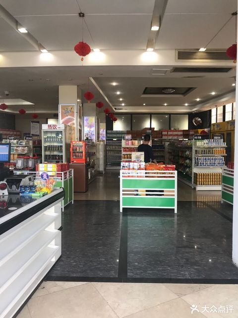 高速公路服务区超市