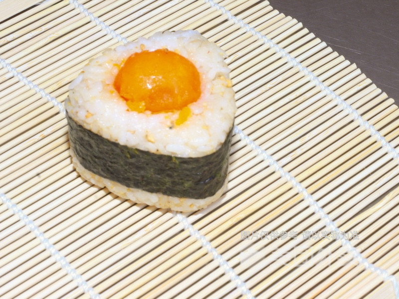 现扒蛋黄寿司图片
