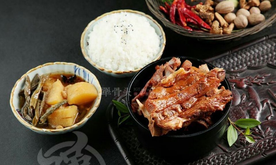 犟骨头套餐推荐菜:犟骨头排骨饭(望京soho店)位于北京市朝阳区阜安