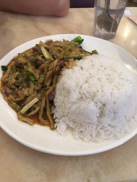 榨菜牛肉饭图片