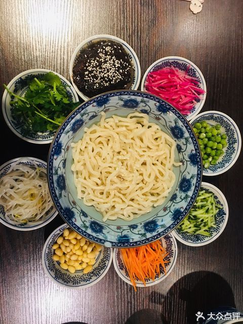 八小碟炸酱面图片