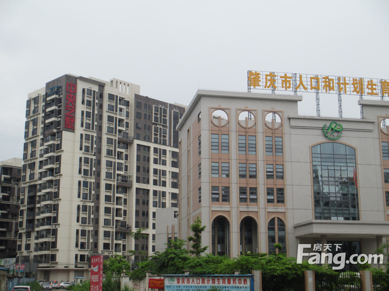 中央艺墅位于肇庆市端州区新元西路北侧(星湖大道电视台右转200米)